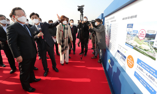 7일 김부겸 국무총리가 국회 세종의사당 예정 부지 현장을 방문해 이춘희 세종시장으로부터 현황 보고를 받고 있다. 연합뉴스.